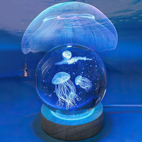 3D Kristallkugel Nachtlicht USB 3D Sonnensystem Planeten Kristallkugel Nachtlicht Kreative Nachtszene Astronomie LED Ball LampeMit Holzsockel 3D Solar System Crystal Ball (Quallen) [Energieklasse A]